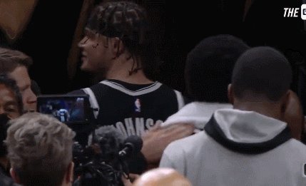 开云官方网站首页-欧文遭绿军球迷水瓶袭击 三巨头痛斥球迷越界行为